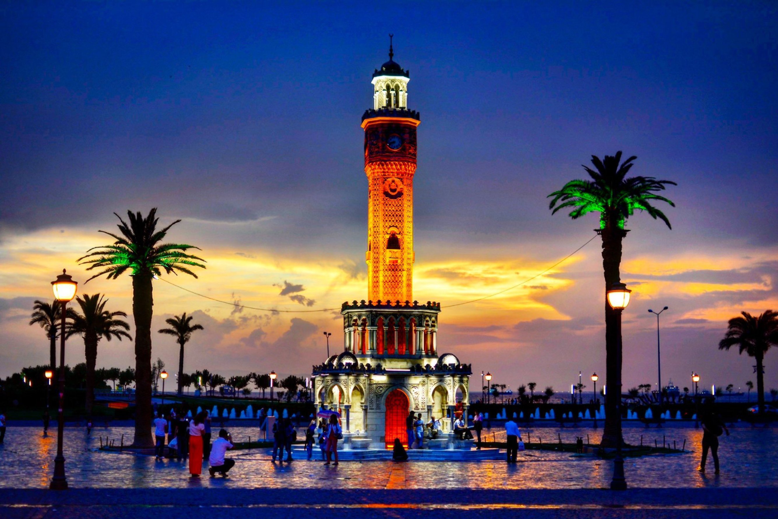 İzmir sokaklarında ruhsatlı bir taksi